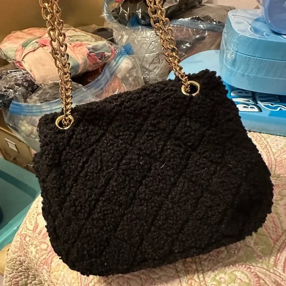 Elegant Black Quilted Handbag with Gold Chain and Clasp NWOT - Picture 4 of 6